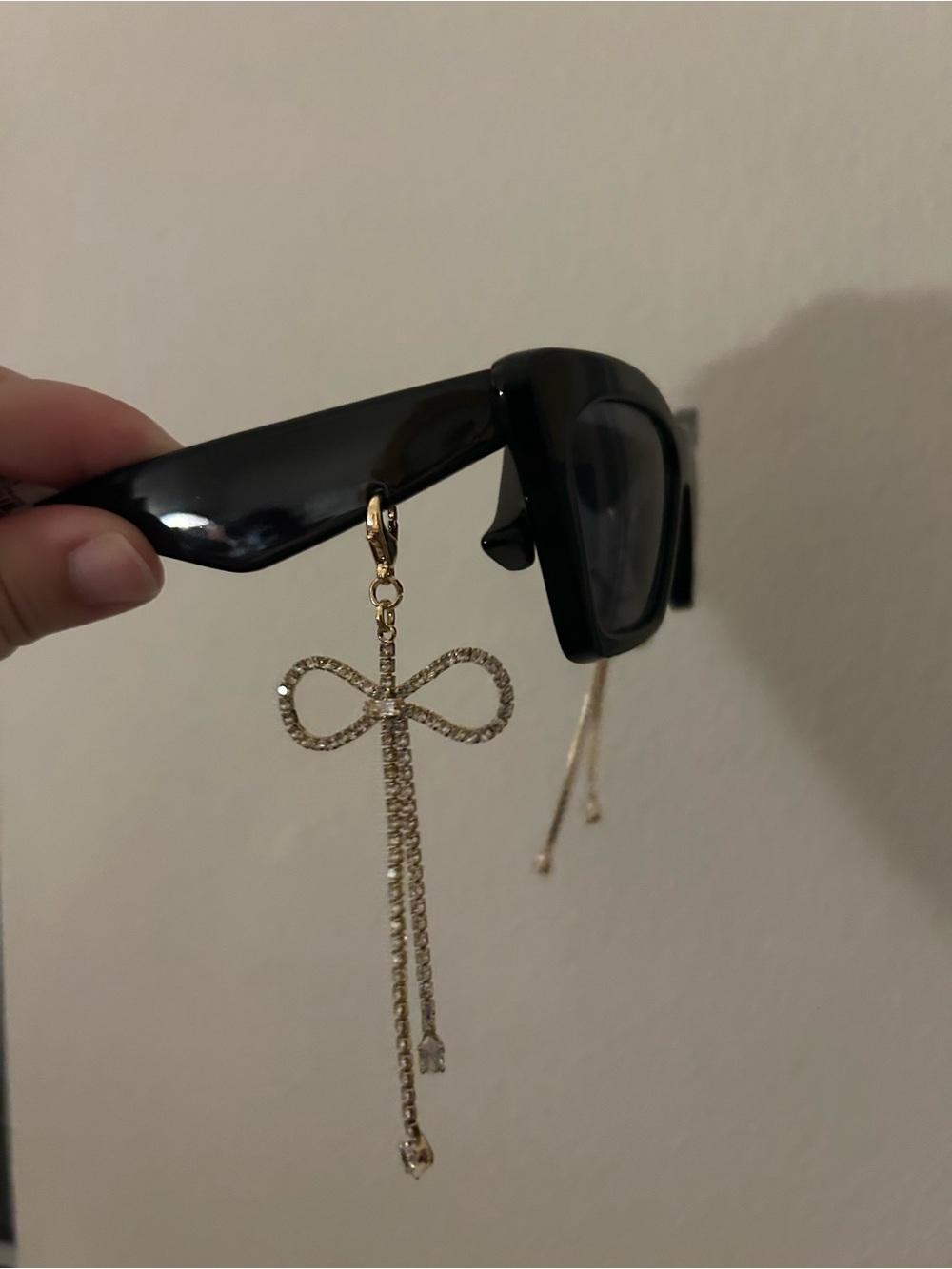 NWT Anthropologie Black Cat-Eye Sunglasses with Gold Chain Bow Accents - Picture 3 of 4